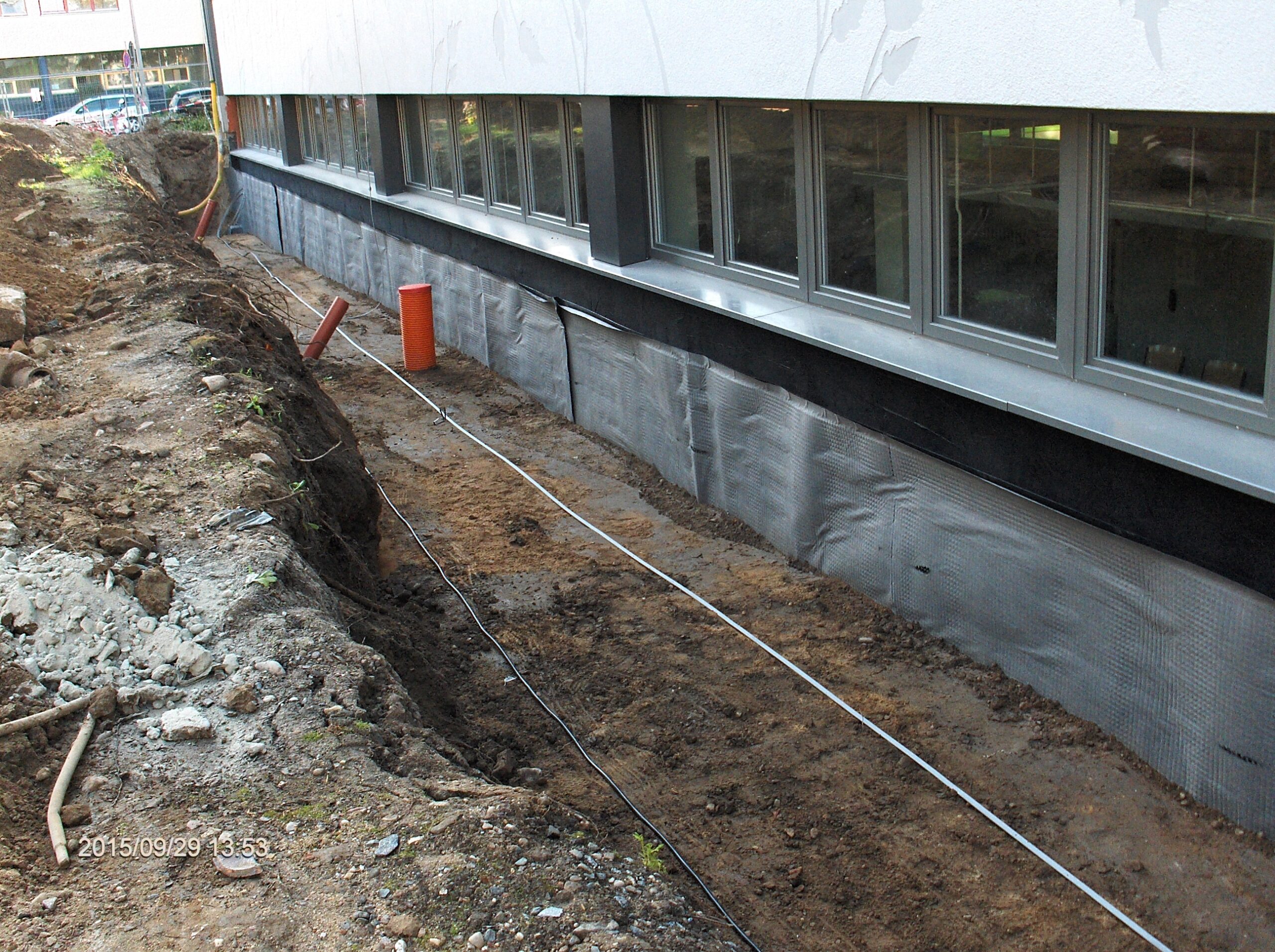 Verlegung einer Erdungsanlage um das Gebäude